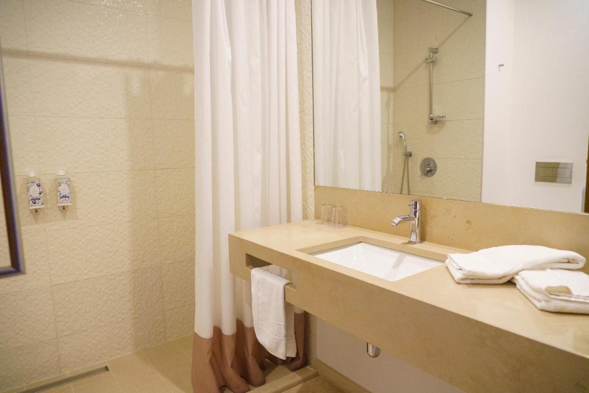 Uma casa de banho em Real Abadia, Congress & Spa Hotel