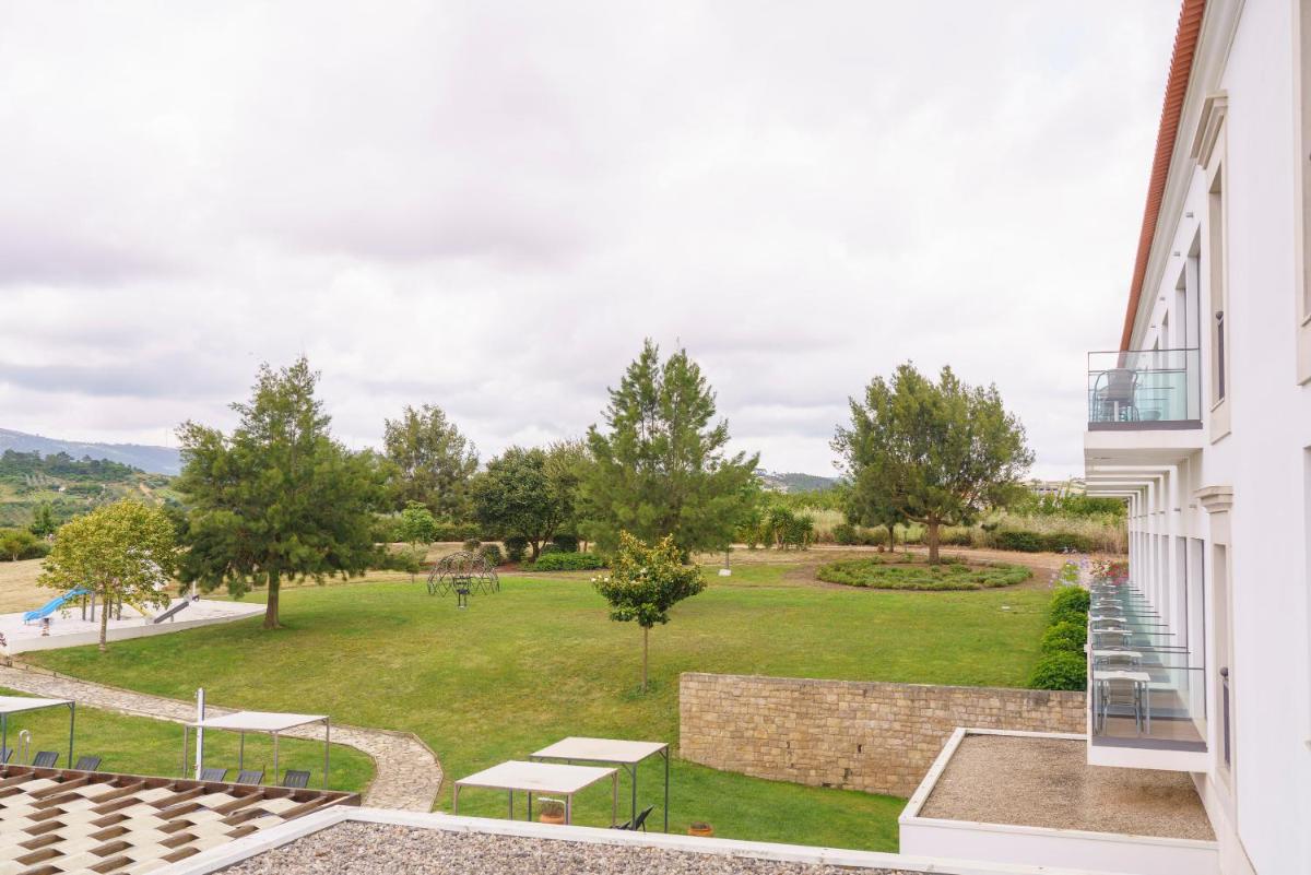 Um jardim no exterior de Real Abadia, Congress & Spa Hotel