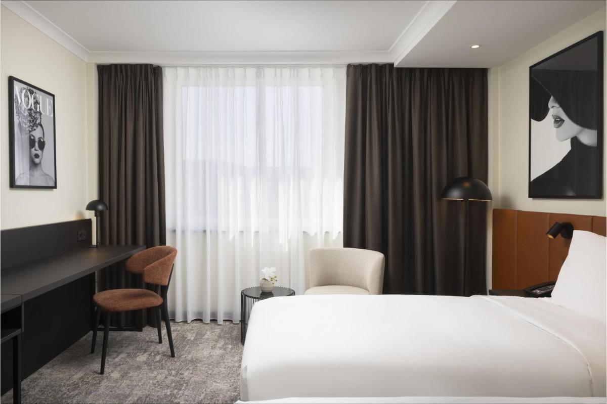 Ein Bett oder Betten in einem Zimmer der Unterkunft Hilton Düsseldorf