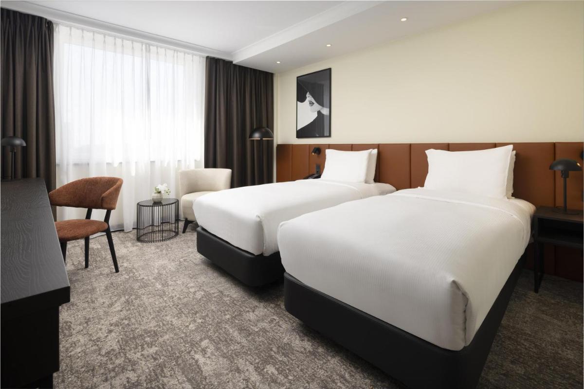 Ein Bett oder Betten in einem Zimmer der Unterkunft Hilton Düsseldorf