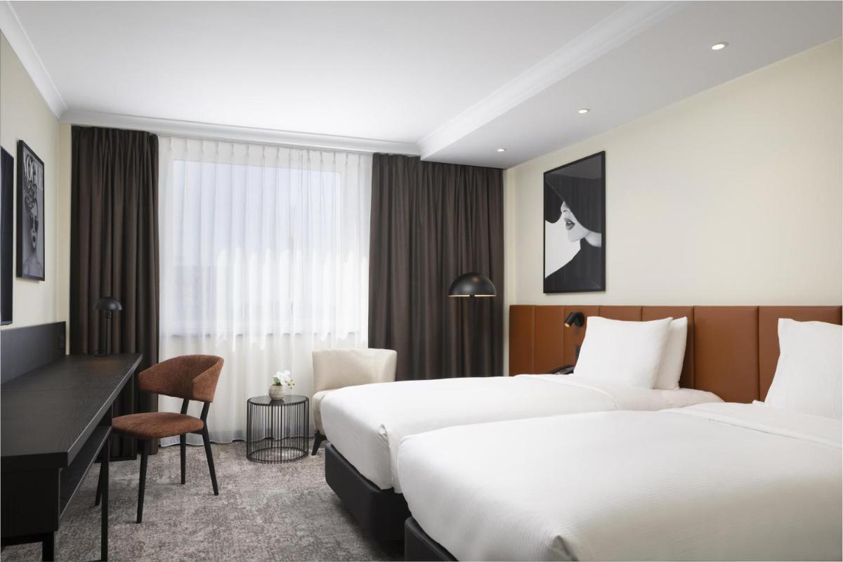 Ein Bett oder Betten in einem Zimmer der Unterkunft Hilton Düsseldorf