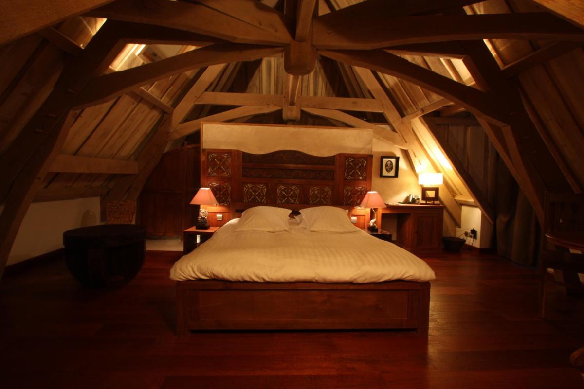 Un ou plusieurs lits dans un hébergement de l'établissement Manoir des Indes, The Originals Relais