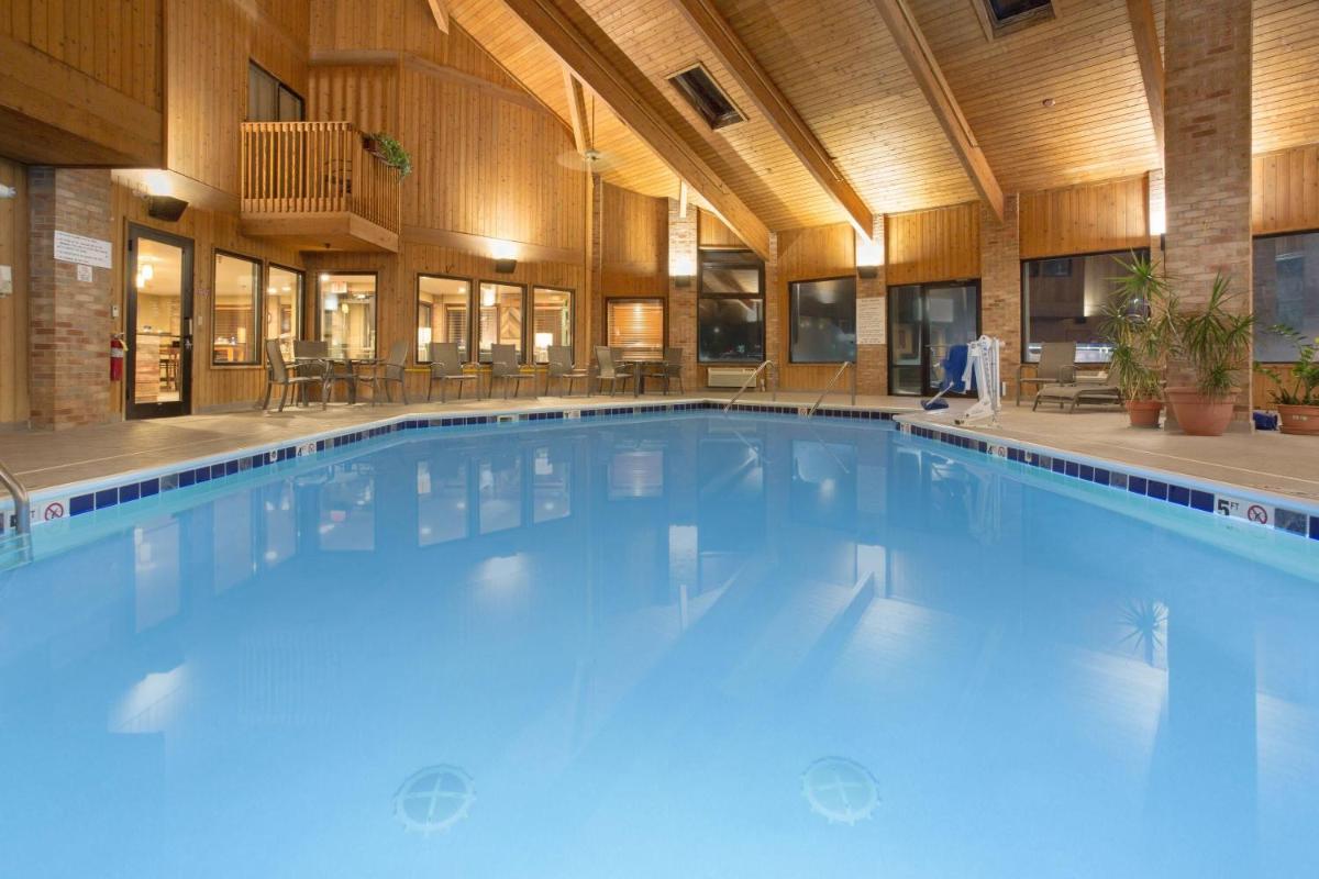 AmericInn by Wyndham Mount Pleasant - Housity