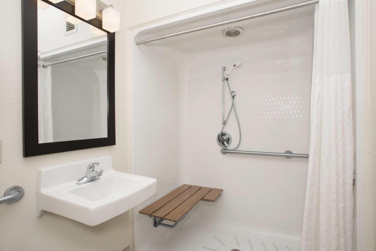 AmericInn by Wyndham Mount Pleasant - Housity