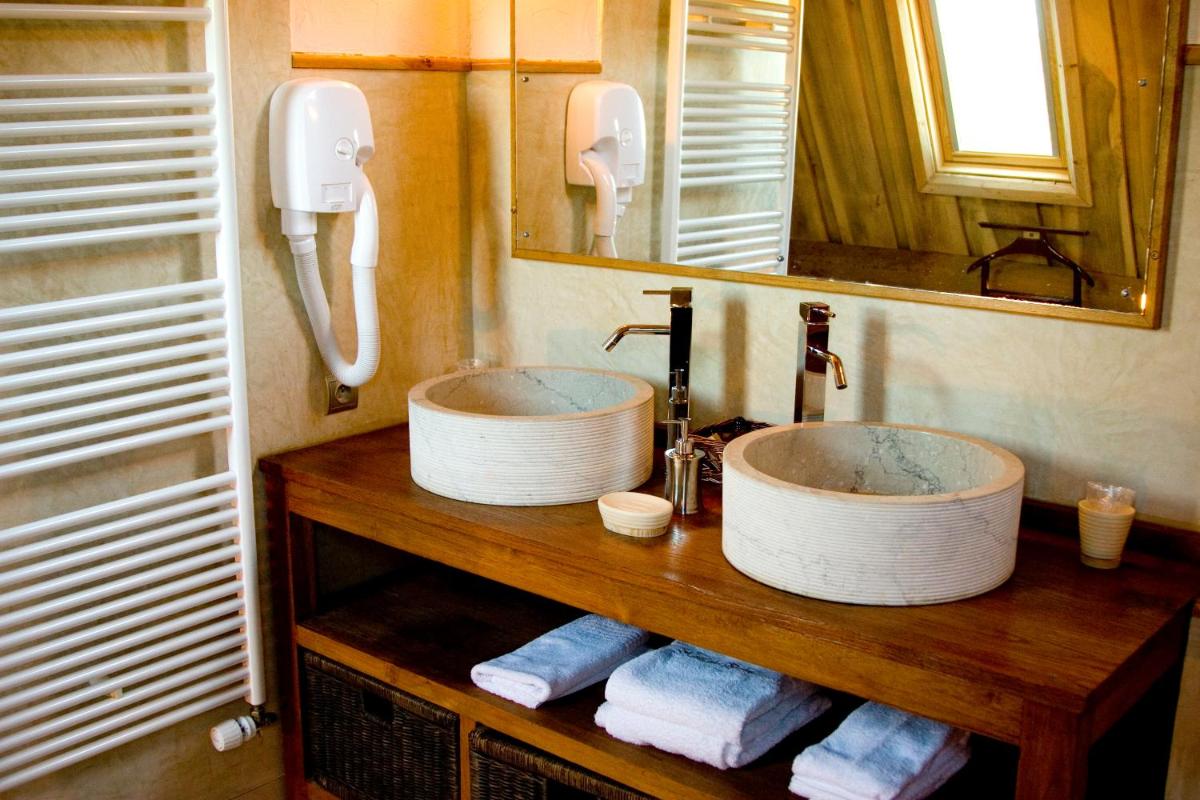 Salle de bains dans l'établissement Manoir des Indes, The Originals Relais