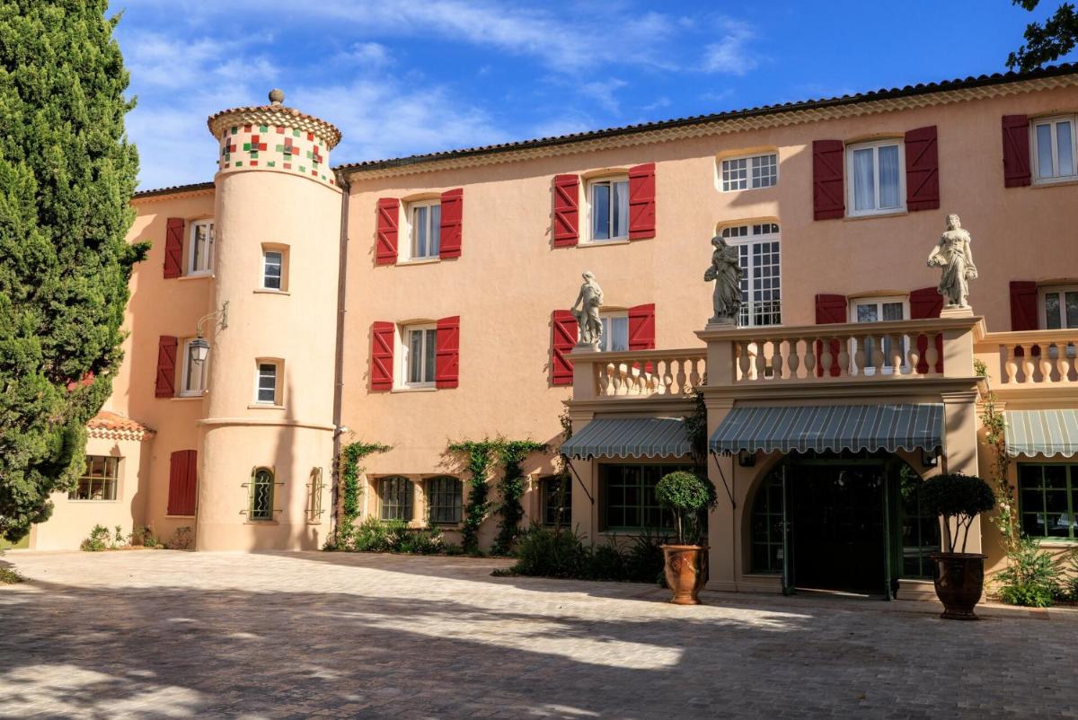un grand bâtiment avec un balcon au-dessus dans l'établissement Le Pigonnet - Esprit de France, à Aix-en-Provence un grand bâtiment avec un balcon au-dessus dans l'établissement Le Pigonnet - Esprit de France, à Aix-en-Provence
