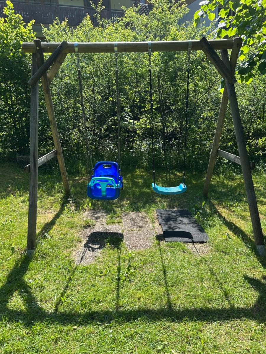 Großer Garten mit Grill,-Spiel und Sitzmöglichkeiten-umgeben von schöner Natur-Ferienhaus Albmatte - Housity