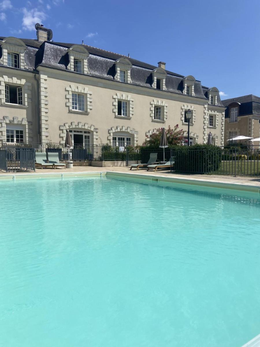 Piscine de l'établissement Le Relais du Bellay ou située à proximité