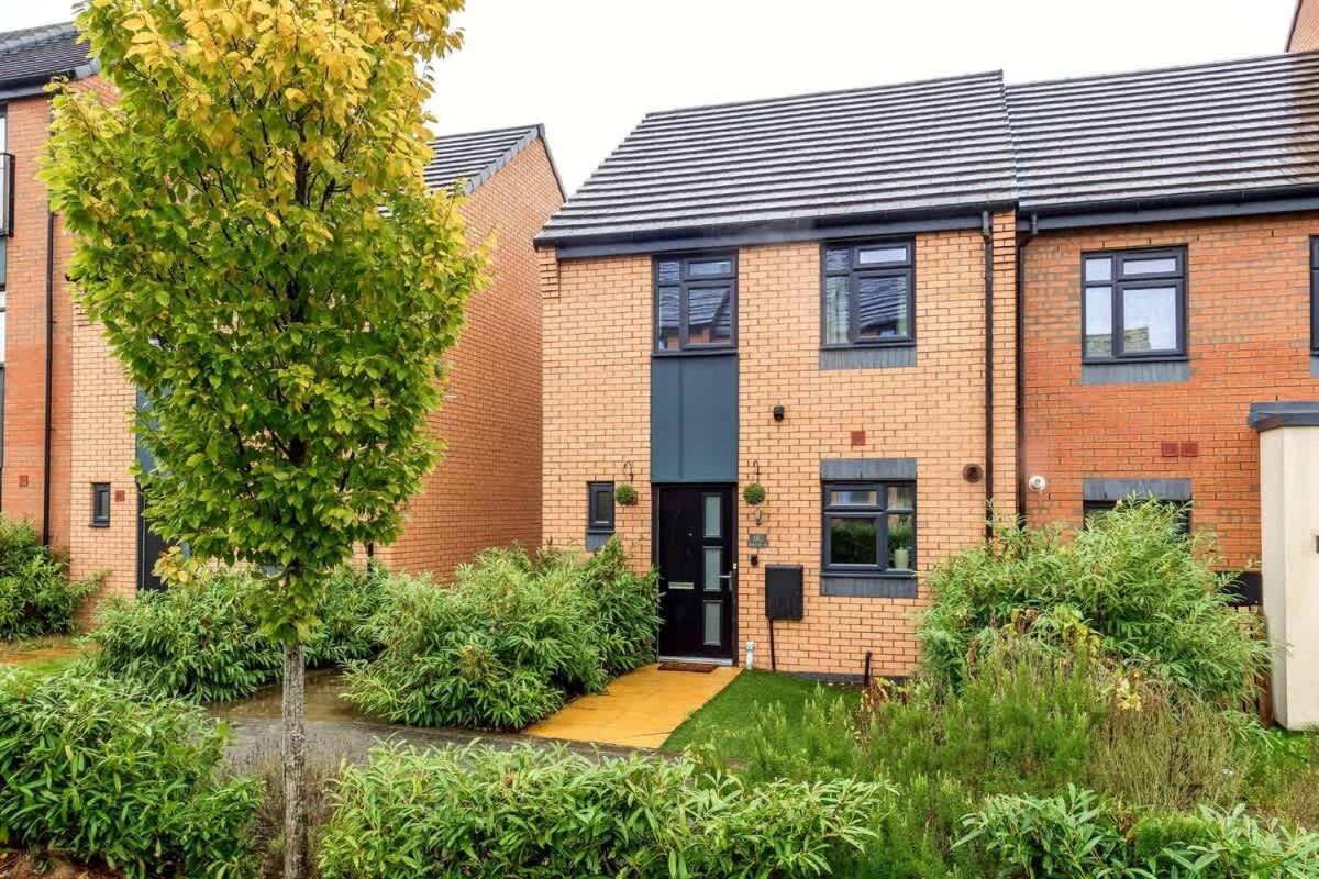 NEW Berkley House by Truestays - 3 Bedroom House in Stoke-on-Trent - Housity
