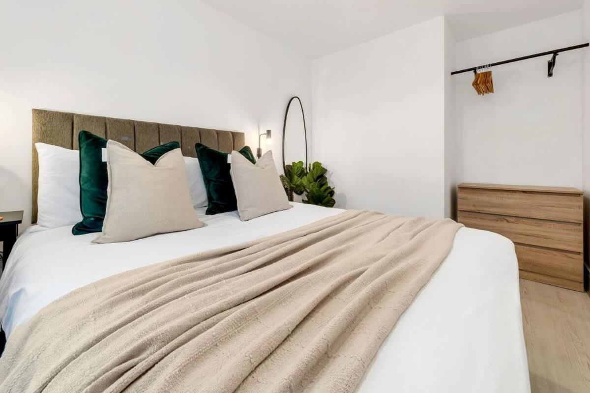 NEW Berkley House by Truestays - 3 Bedroom House in Stoke-on-Trent - Housity