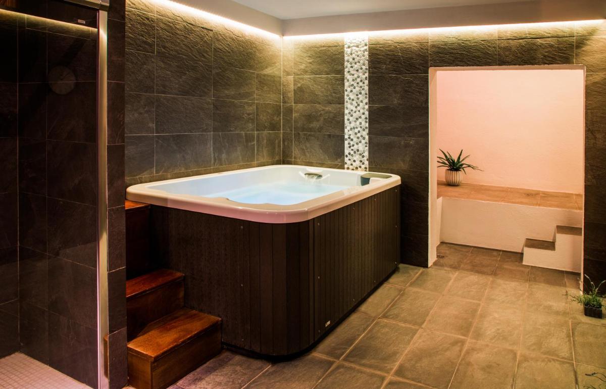 Un baño de Petit Palau - Adults Only