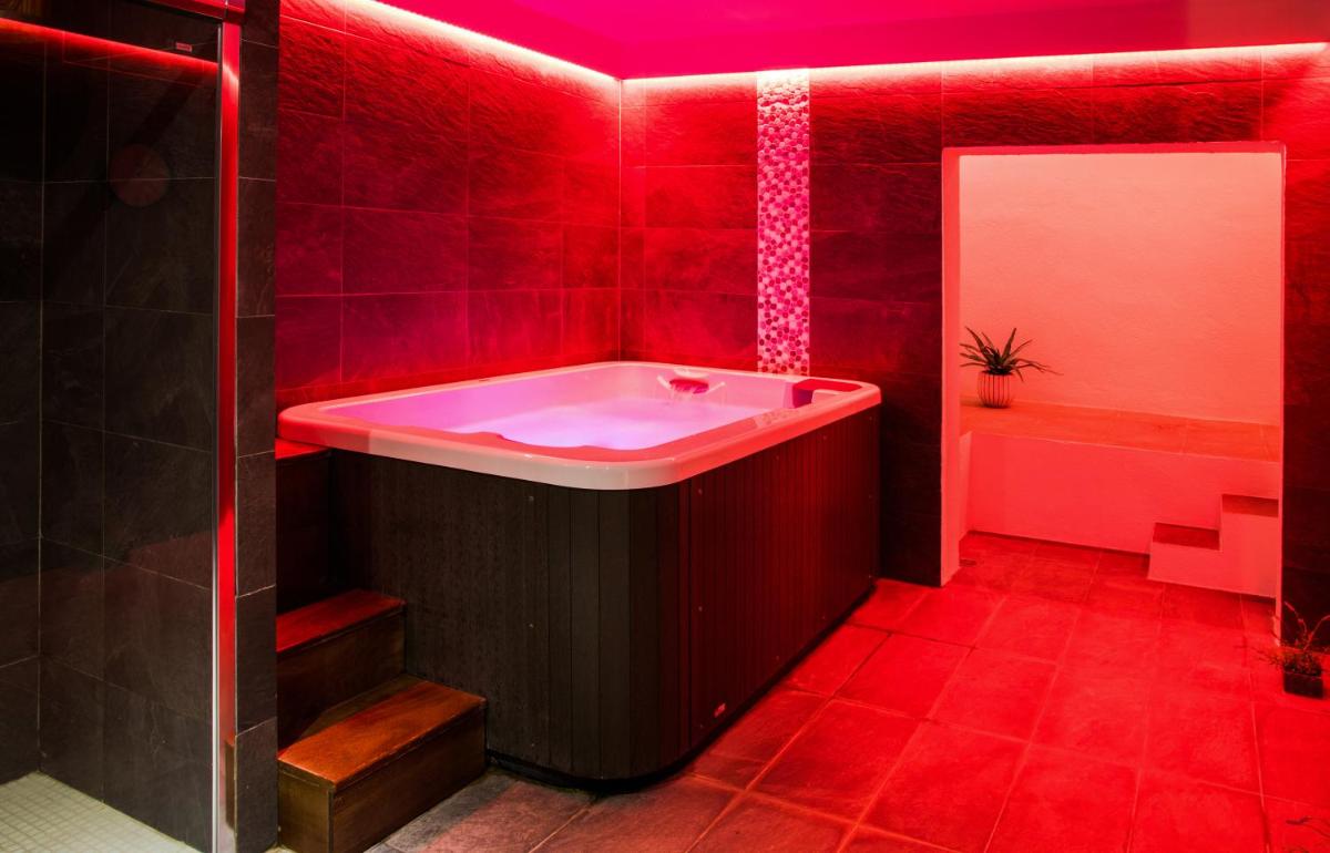 Un baño de Petit Palau - Adults Only