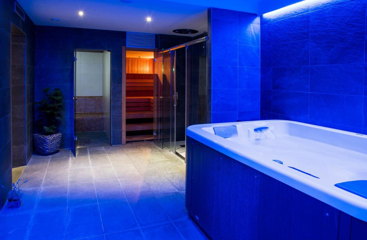 Un baño de Petit Palau - Adults Only