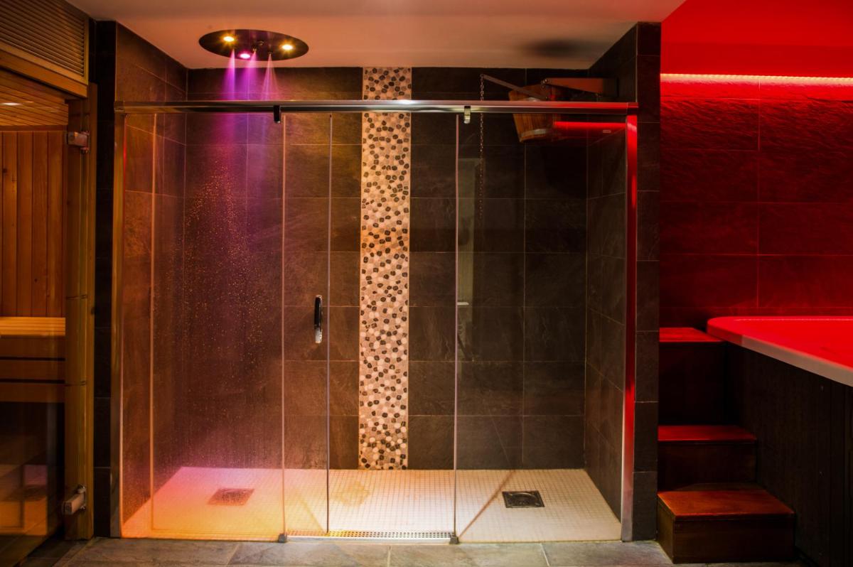 Un baño de Petit Palau - Adults Only