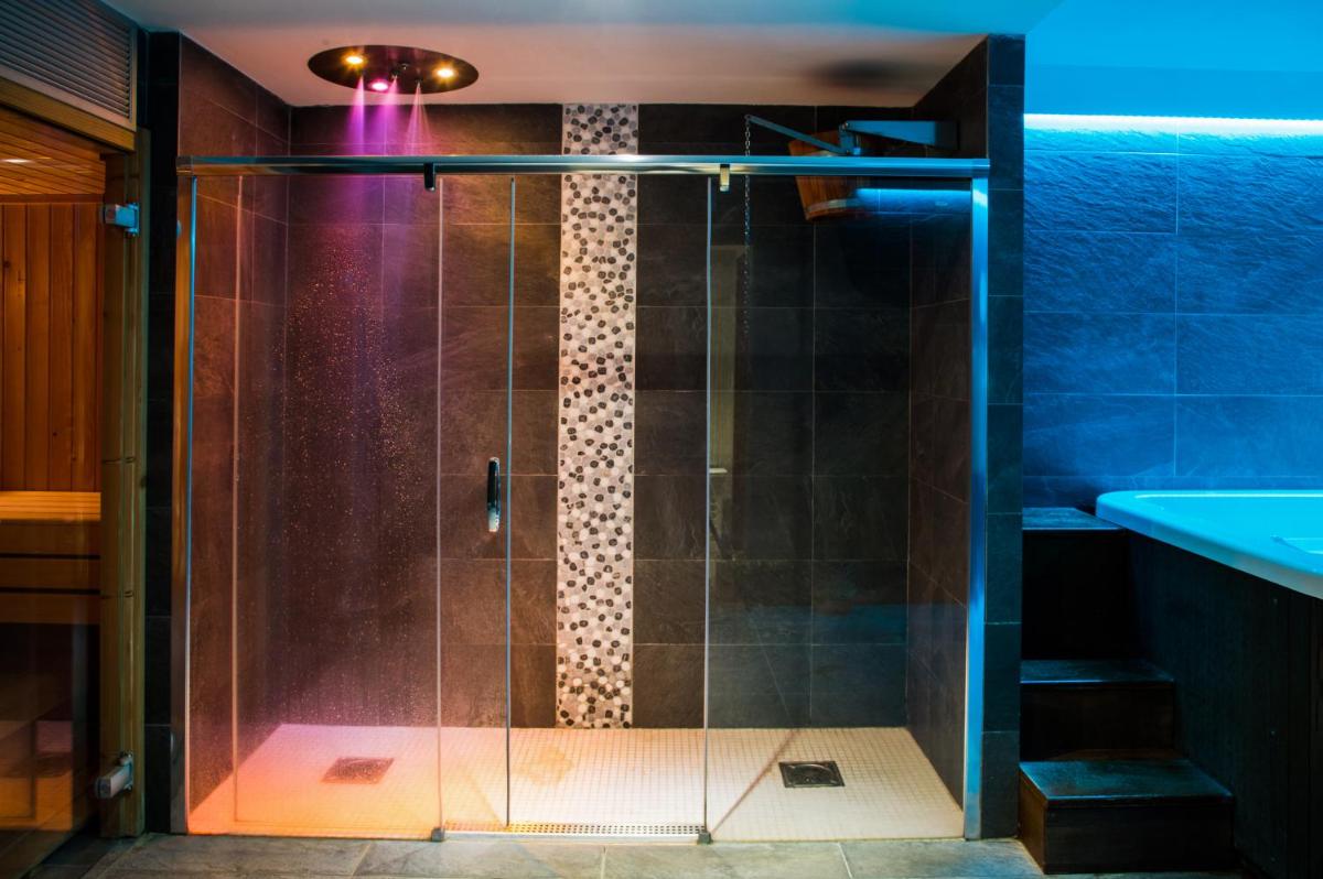 Un baño de Petit Palau - Adults Only