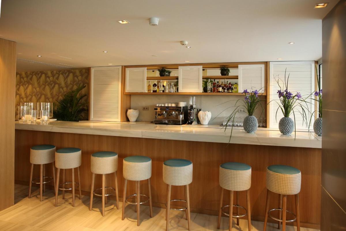 El salón o zona de bar de Santa Monica Suites Hotel