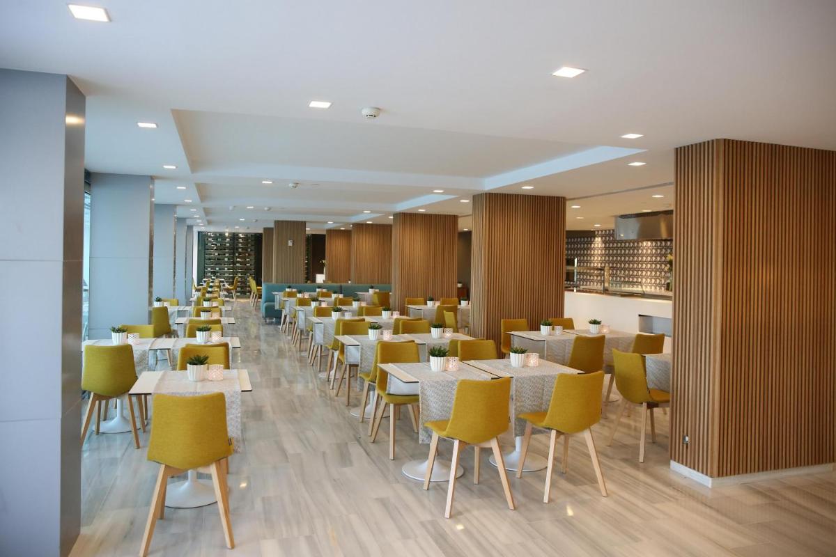 Un restaurante o sitio para comer en Santa Monica Suites Hotel