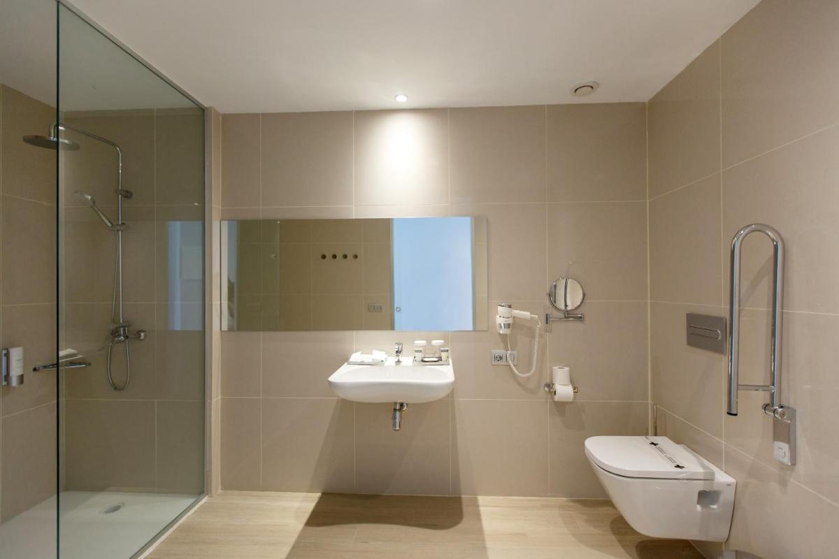 Un baño de Santa Monica Suites Hotel