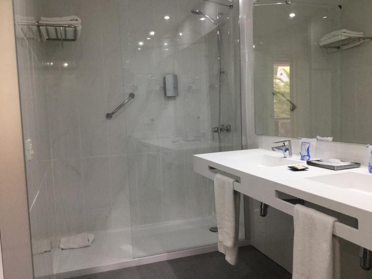 Un baño de Santa Monica Suites Hotel