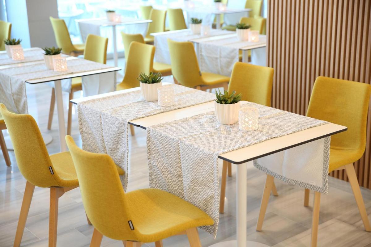 Un restaurante o sitio para comer en Santa Monica Suites Hotel