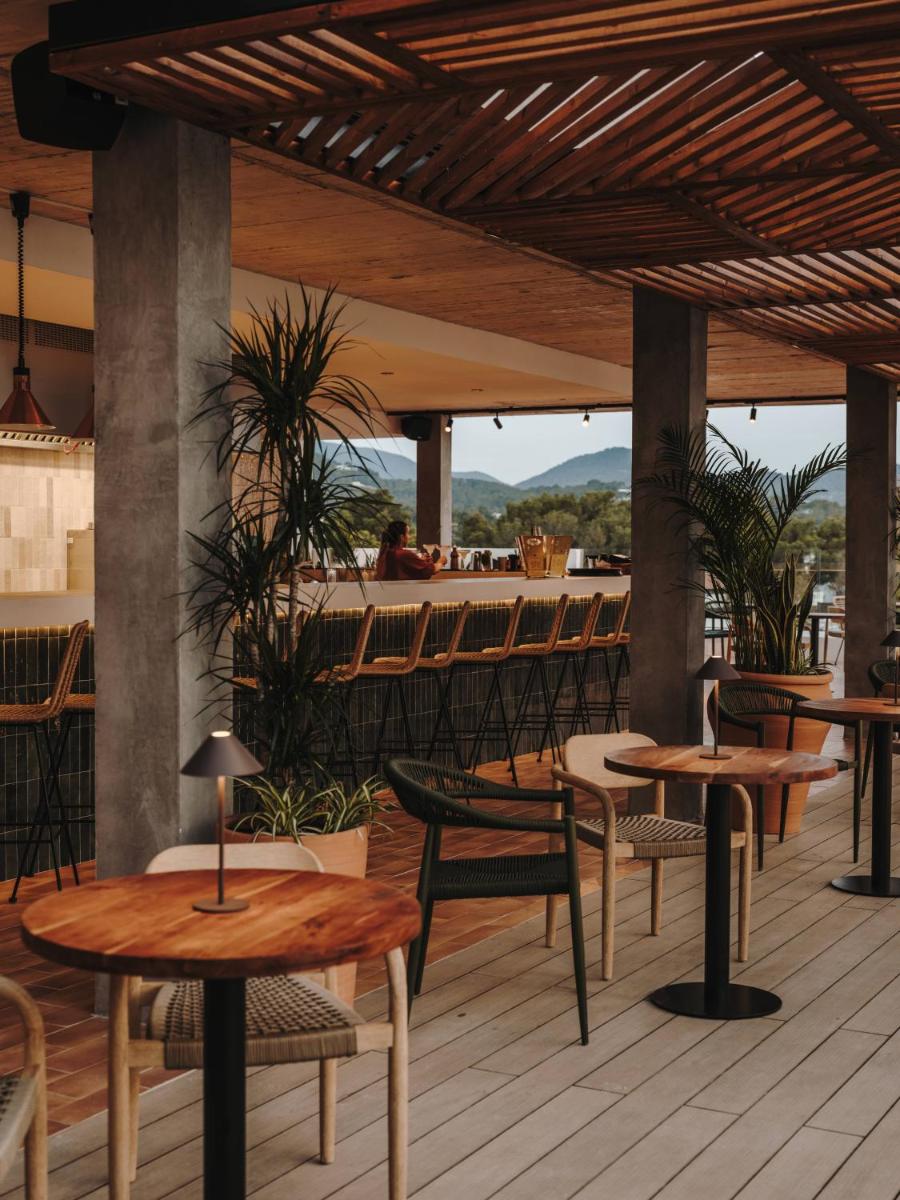 Un restaurante o sitio para comer en Bonito Ibiza by O Beach - New Opening 2025