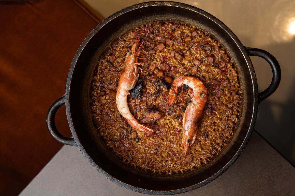 Una sartén llena de comida con camarones. en Catalonia Plaza Catalunya, en Barcelona 55 fotos más
