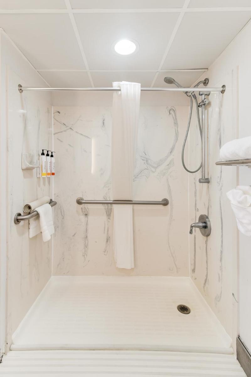 Crystal Coast Oceanfront Hotel - Housity