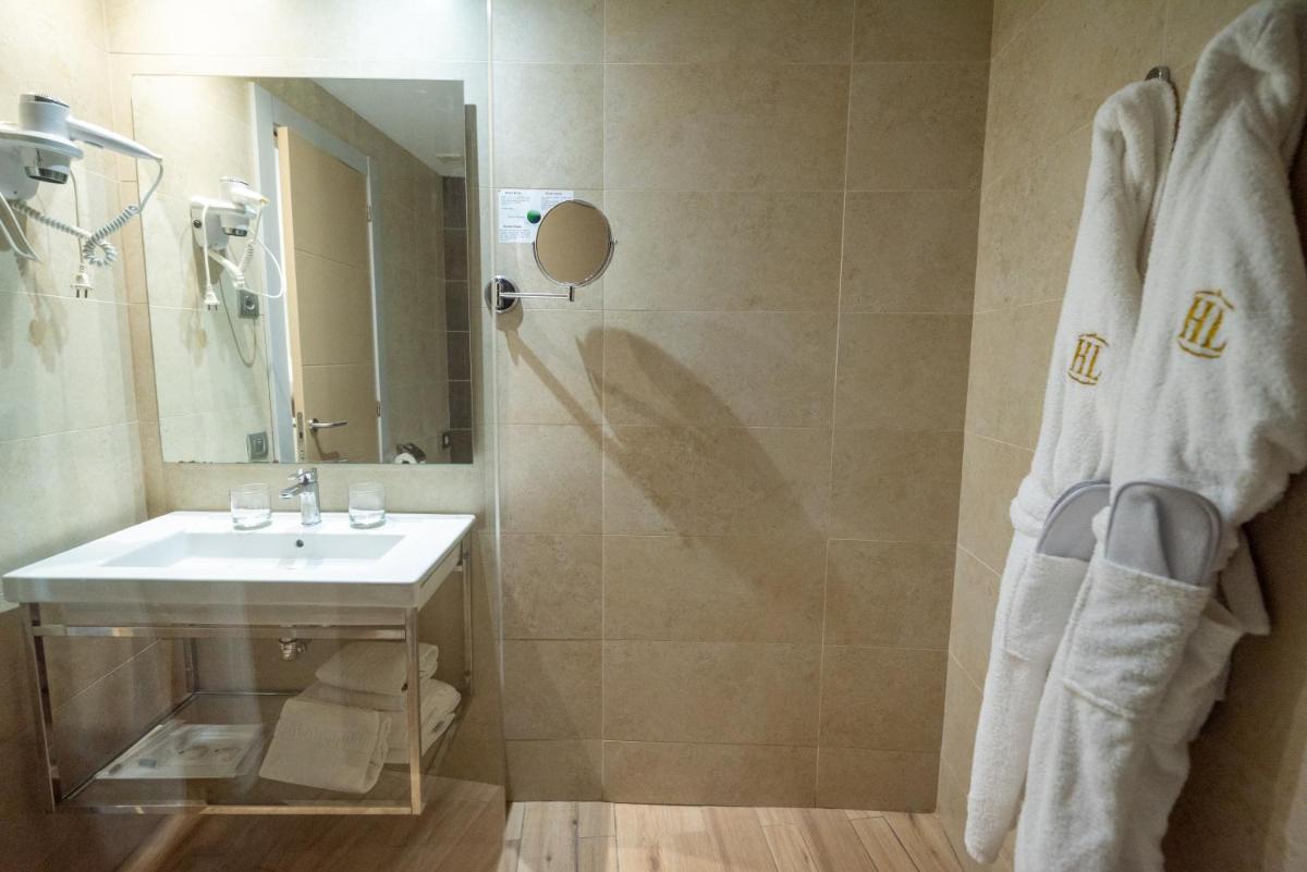 un baño con lavabo y ducha en HL Suite Nardos - Only Adults, en Maspalomas
