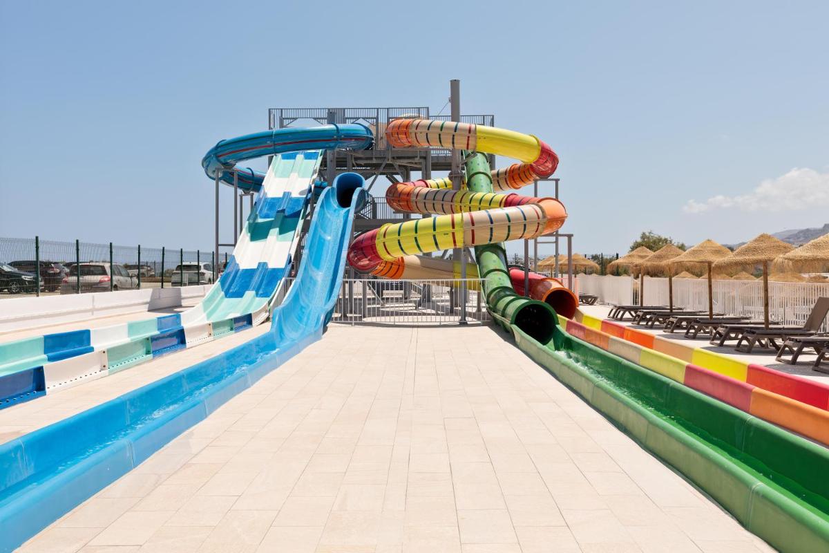 un pintoresco tobogán acuático en un parque acuático en Hotel Best Mojácar, en Mojácar 45 fotos más