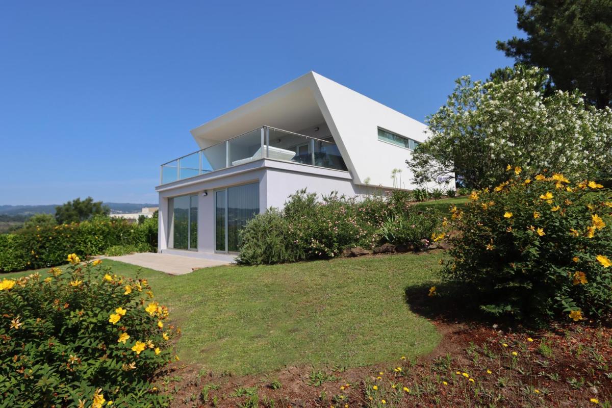 Um jardim no exterior de Agua Hotels Mondim de Basto