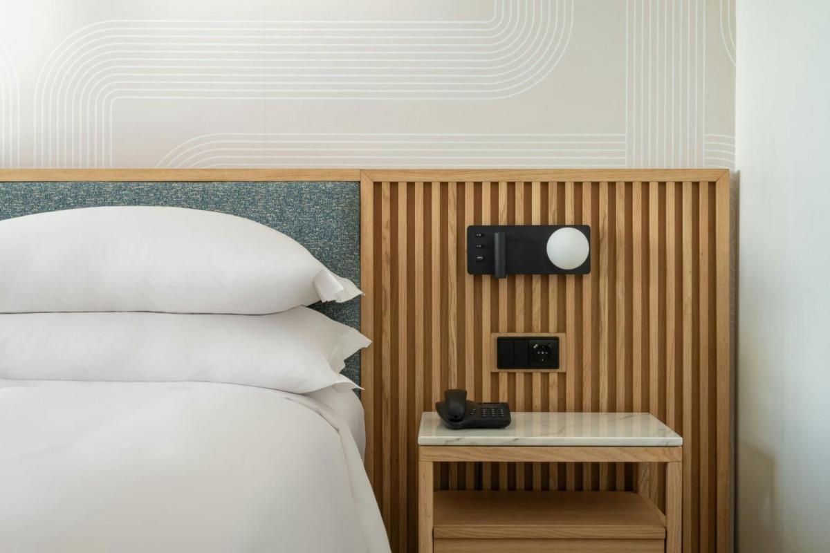 Uma cama ou camas num quarto em Algarve Marriott Salgados Golf Resort & Spa