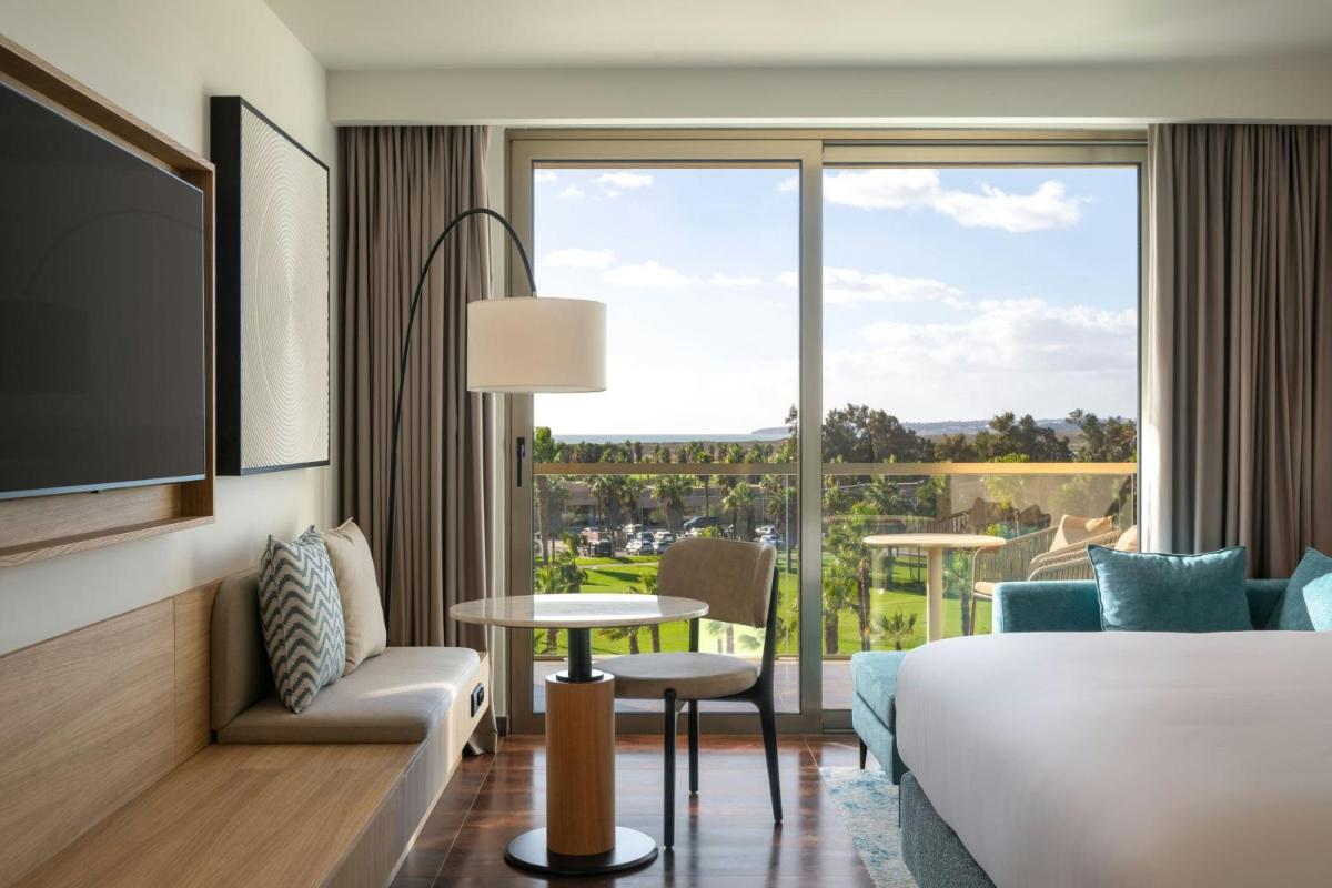 Uma cama ou camas num quarto em Algarve Marriott Salgados Golf Resort & Spa