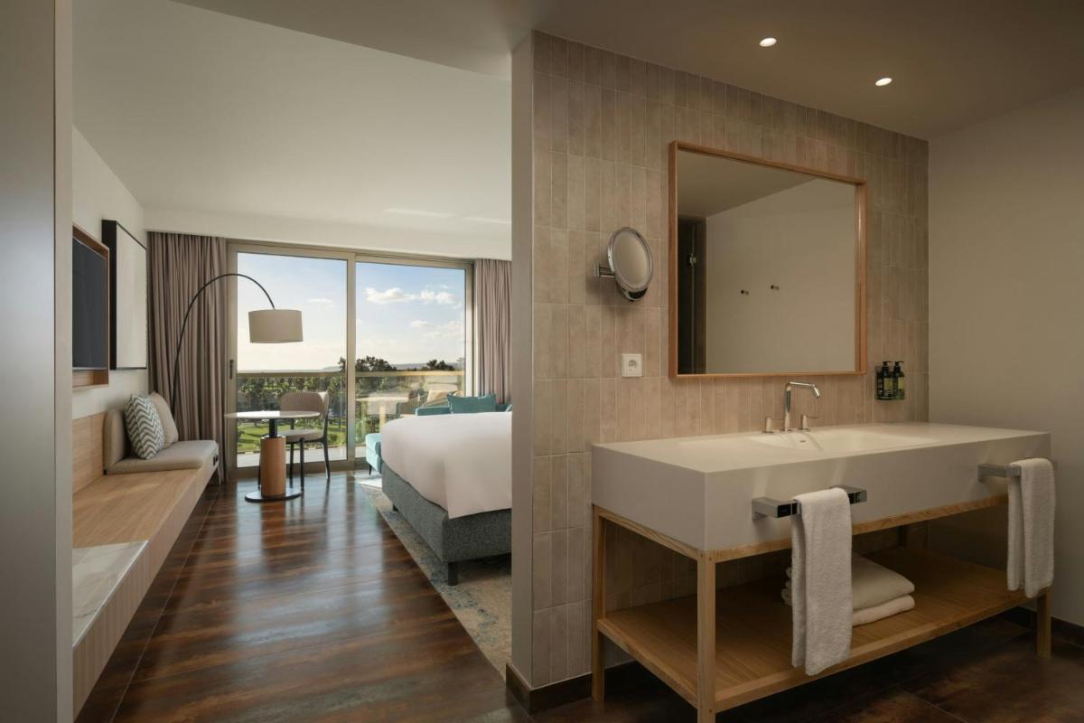 Uma cama ou camas num quarto em Algarve Marriott Salgados Golf Resort & Spa