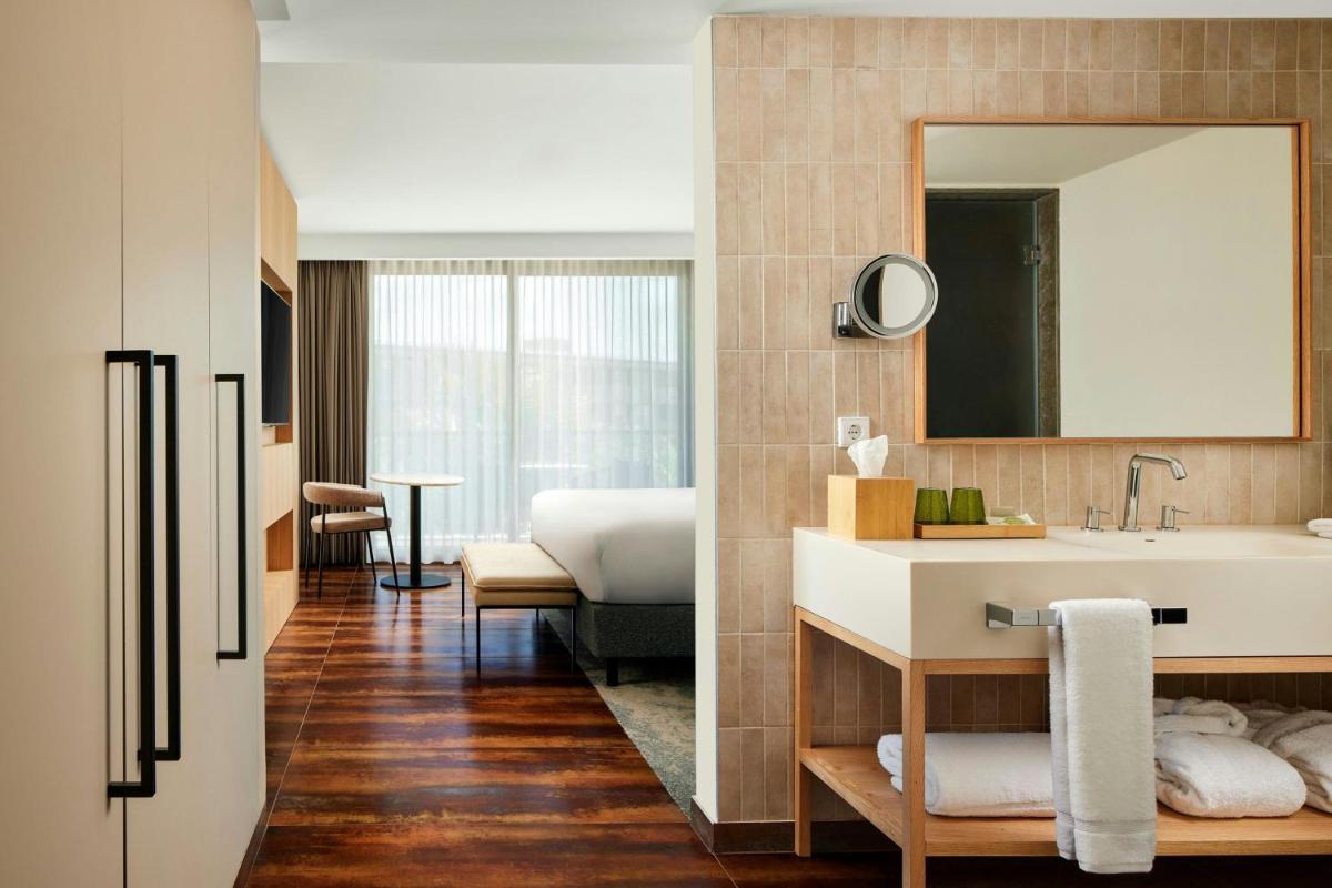 Uma cama ou camas num quarto em Algarve Marriott Salgados Golf Resort & Spa