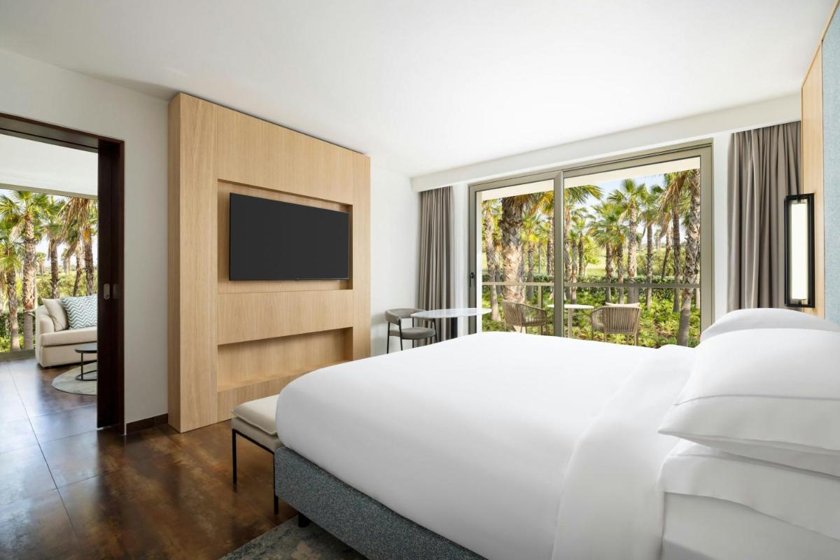 Uma cama ou camas num quarto em Algarve Marriott Salgados Golf Resort & Spa