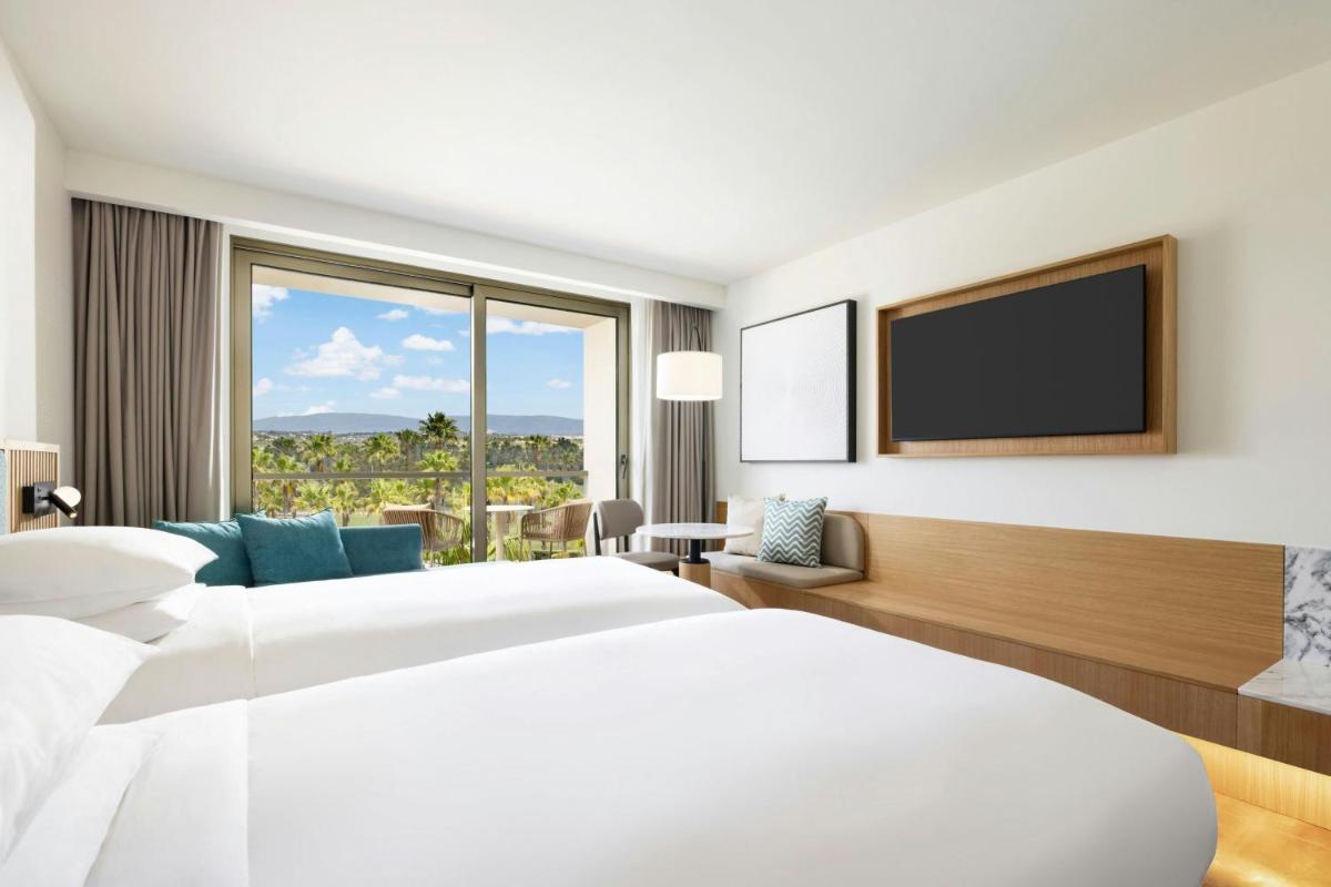 Uma cama ou camas num quarto em Algarve Marriott Salgados Golf Resort & Spa