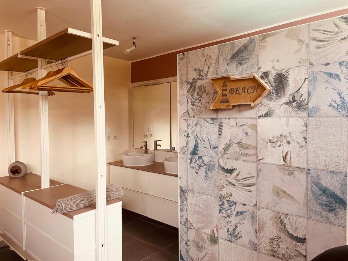 Pool house-L'hirondelle de Sermizelles- grand jardin, calme et nature aux portes du Morvan - Housity