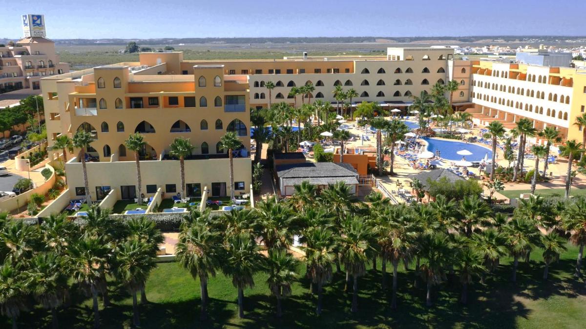 Una vista aérea de un resort con palmeras. en Playamarina, en Isla Canela