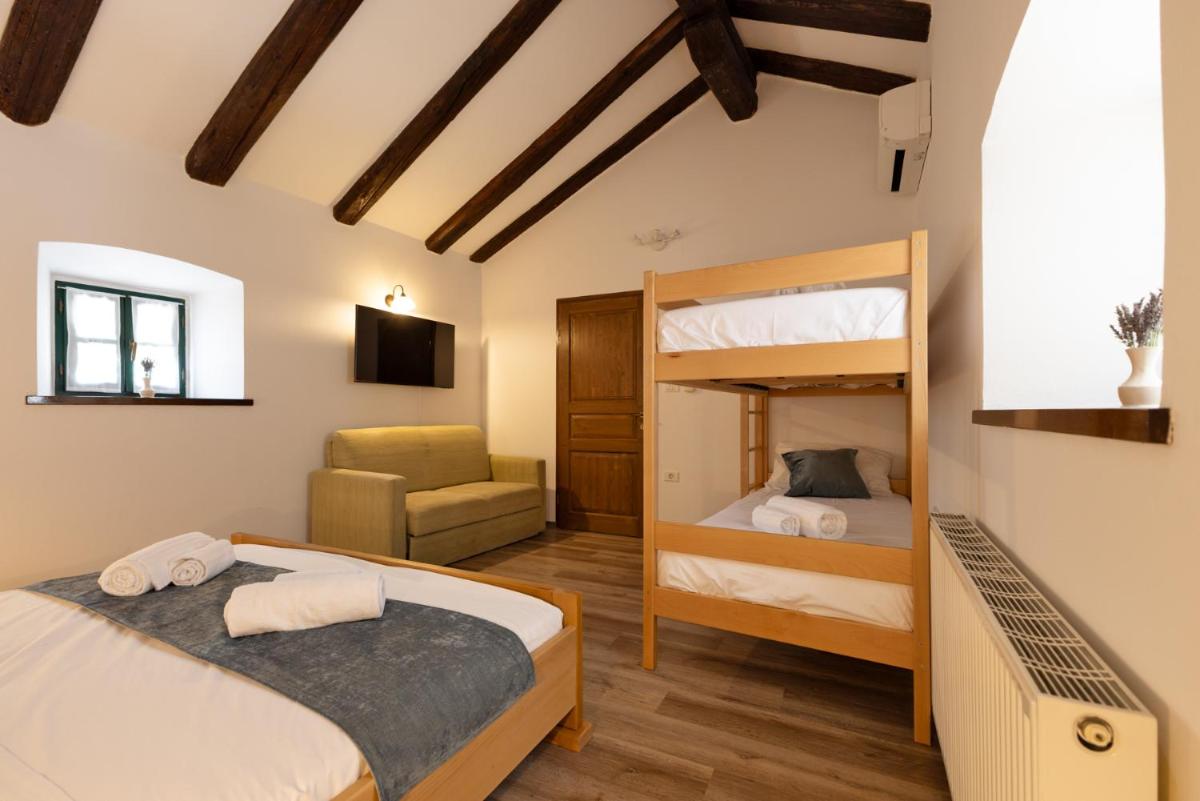 Hostel Škrla - Housity