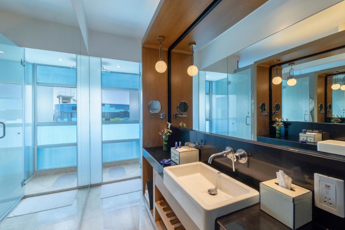 a bathroom with a sink and a shower at Vivanta Bengaluru, Whitefield in Bengaluru a bathroom with a sink and a shower at Vivanta Bengaluru, Whitefield in Bengaluru