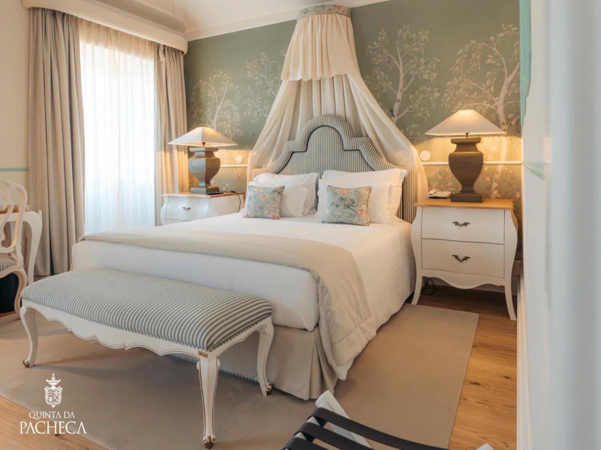um quarto com uma cama grande com dossel em Pacheca The Wine House Hotel e Spa - Quinta da Pacheca em Lamego
