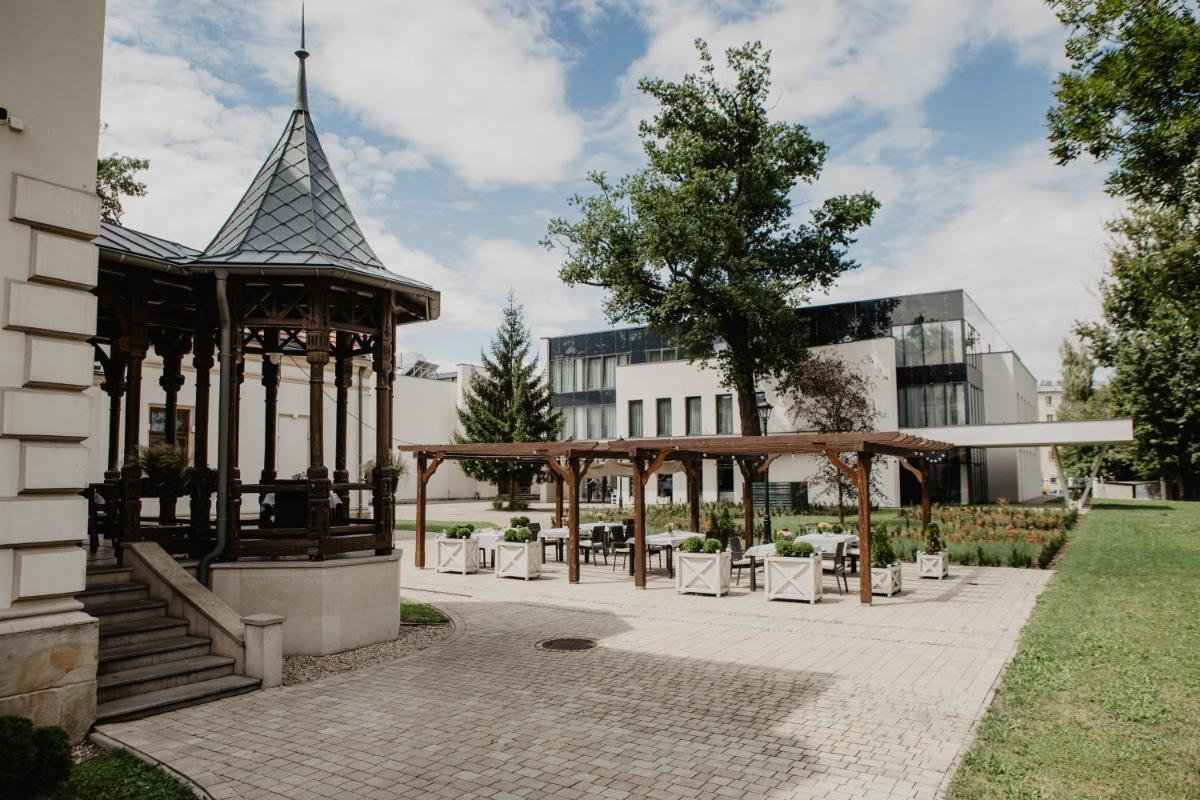 Pałac Polanka - Housity