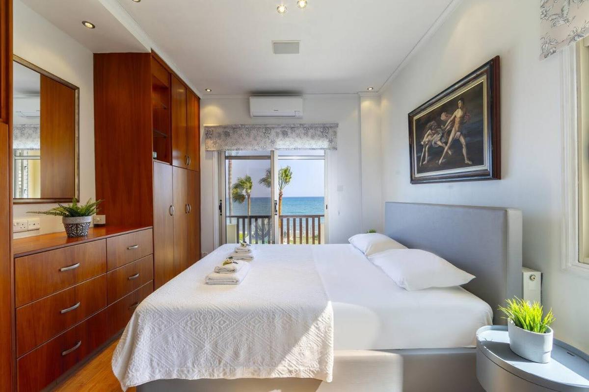 Beachfront Villa Carpe Diem - Housity