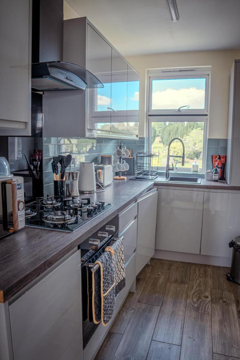 Dundee themed apartment with free parking - Housity