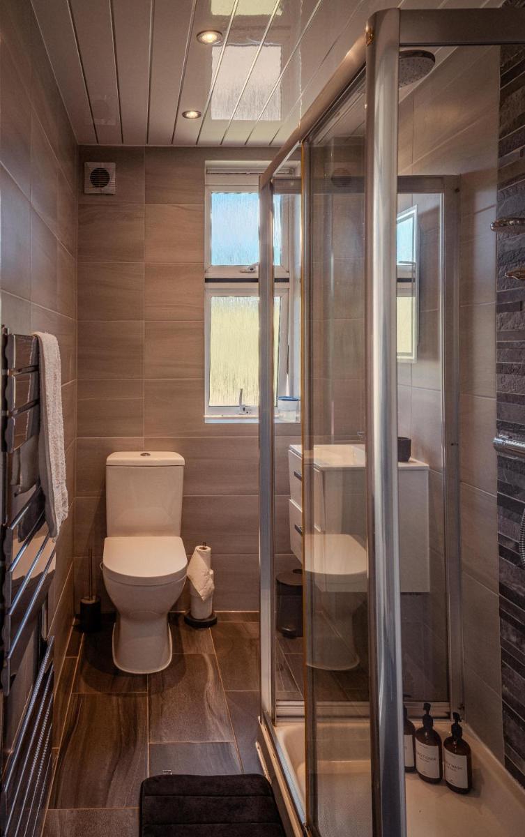 Dundee themed apartment with free parking - Housity