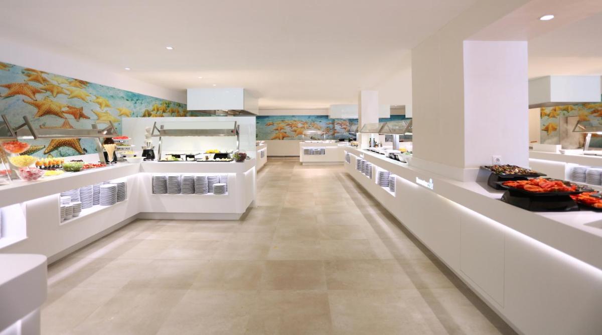 Una cocina o zona de cocina en Iberostar Selection Santa Eulalia Adults-Only Ibiza