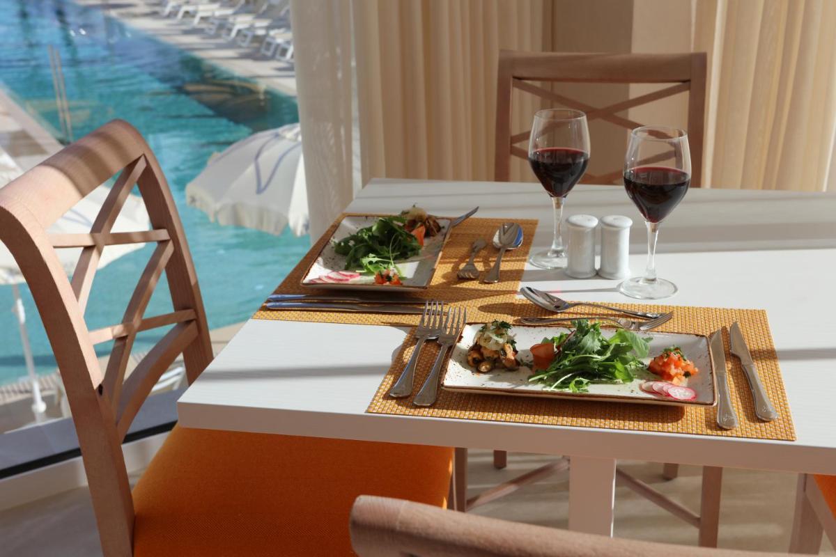 Comida en o cerca de este hotel