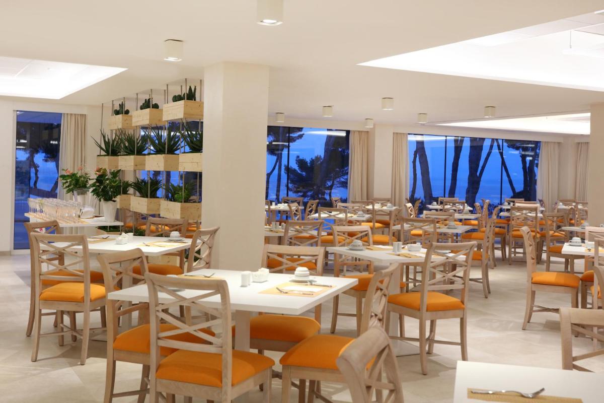 Un restaurante o sitio para comer en Iberostar Selection Santa Eulalia Adults-Only Ibiza