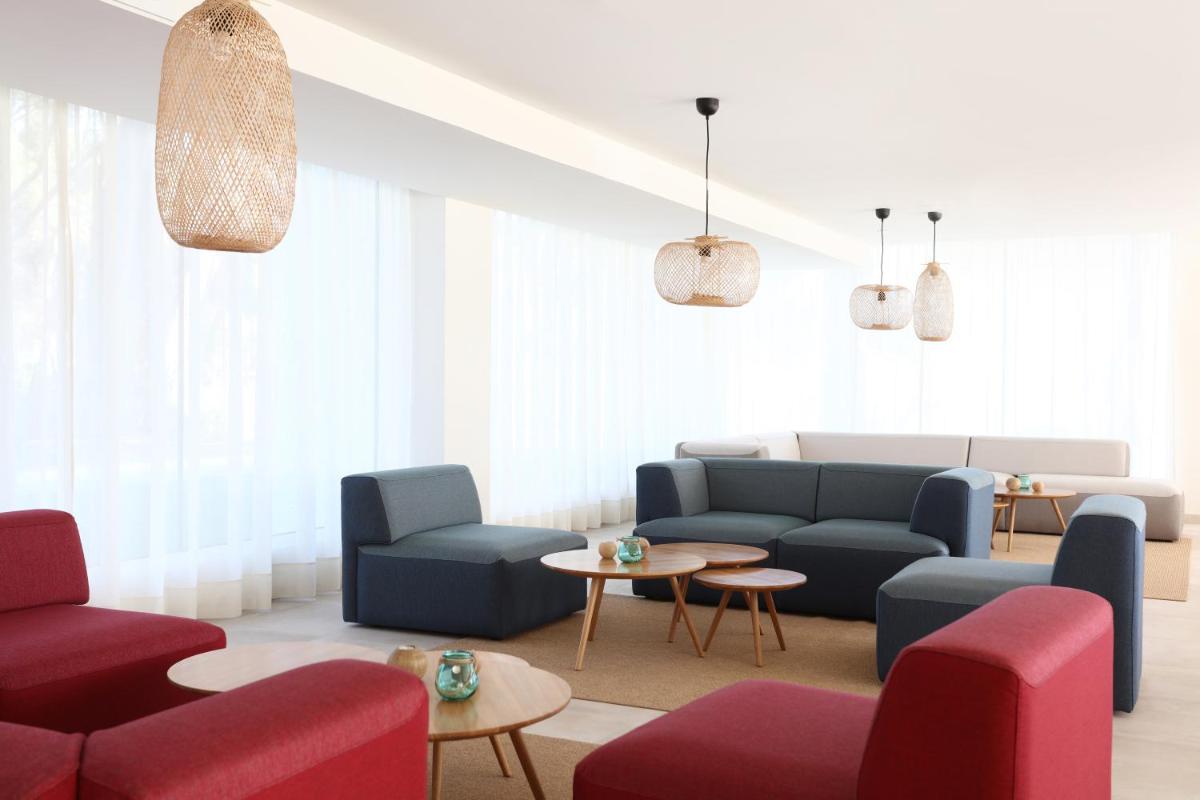 Zona de estar de Iberostar Selection Santa Eulalia Adults-Only Ibiza