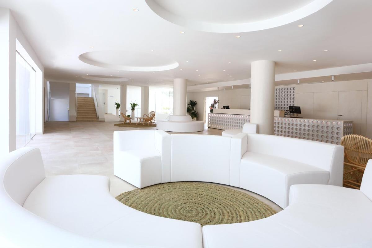 Zona de estar de Iberostar Selection Santa Eulalia Adults-Only Ibiza